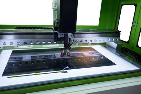 芯片工业制造厂的激光机床图片素材
